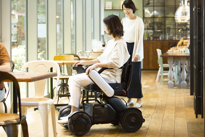 轻便代步!日本黑科技蔚尔WHILL智能电动轮椅进驻广东