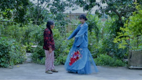 把寻常生活过成诗，“李子柒”获金稻穗最具人气乡村文化创作者奖