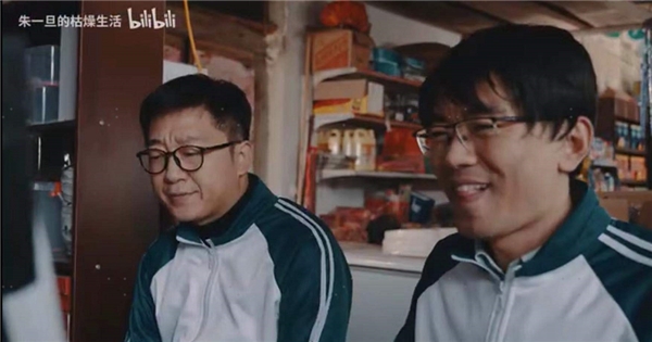 离开了马小策的朱一旦倍感孤独，不过！今天他俩又同框了！