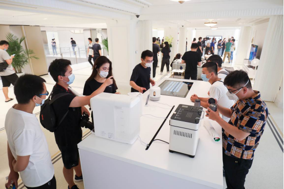逛华为全球旗舰店，体验无处不在的全场景智慧生活