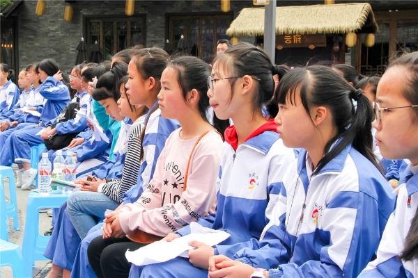 体育趣闻：2018世界杯首战护旗手的6名山里娃，怎么选的？