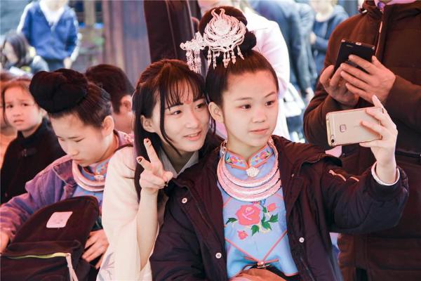 体育趣闻：2018世界杯首战护旗手的6名山里娃，怎么选的？