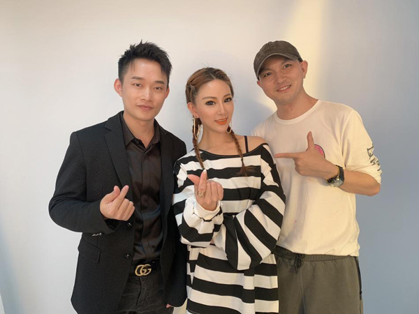 程芷渝拍摄新的CD专辑写真集