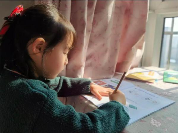 斑马AI课5岁小学员受邀录制《天天向上》，古诗名句信手拈来惊艳全场！