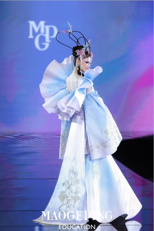 梦回紫禁盛典 演绎至美东方 “气蕴东方”第三季新品发布会暨彩妆大秀在沪举行