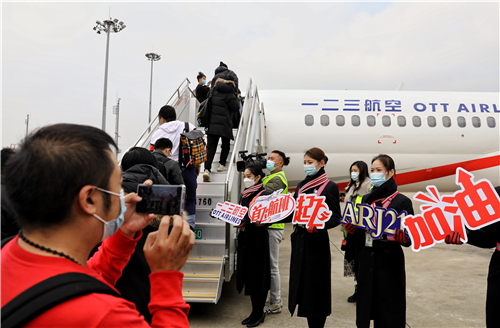 首架ARJ21飞机正式首航 东航旗下一二三航空公司正式运营