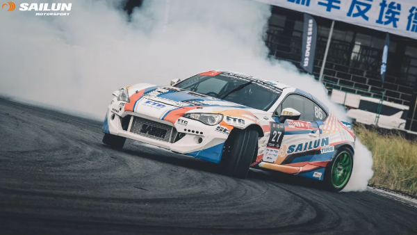 赛轮轮胎飘移车队斩获SMA飘移三剑客三车追走冠军