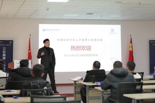 凉山彝绣绣娘变身带货主播 文化产业扶贫铺就致富路
