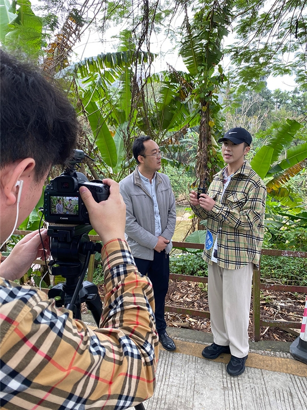 海南五指山“清肺之旅” 感受“沉浸式”旅行直播
