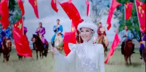 为何乌兰图雅代表作《站在草原望北京》独得金鸡奖印小天“宠爱“
