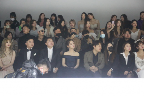 杨紫携手韩国艺匠亮相格乐利雅杭州新店「天空之城」，引领高端时尚秀