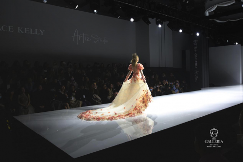 杨紫携手韩国艺匠亮相格乐利雅杭州新店「天空之城」，引领高端时尚秀