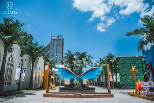 杨紫携手韩国艺匠亮相格乐利雅杭州新店「天空之城」，引领高端时尚秀