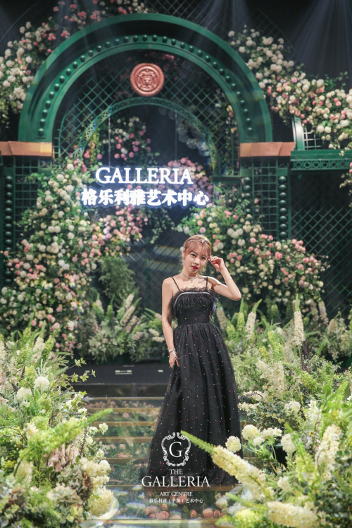 杨紫携手韩国艺匠亮相格乐利雅杭州新店「天空之城」，引领高端时尚秀