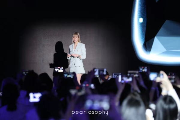  真珠美学牵手逆龄女神李小冉 全球首发电子皮肤面膜，尖端科技重塑你的美