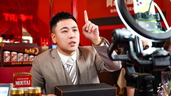 传统集市与直播带货碰撞？遥望网络主播李宣卓的直播场景竟是真实的“年货街”