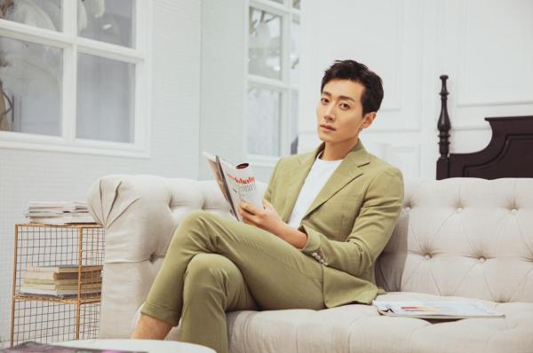 宋晨抹茶绿西装写真，带你尽享冬日温暖时光