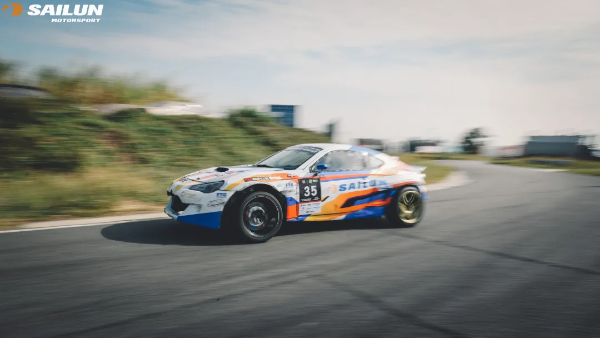 赛轮轮胎飘移车队斩获SMA飘移三剑客三车追走冠军