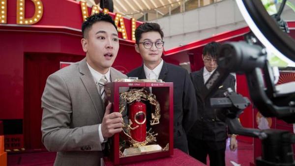 传统集市与直播带货碰撞？遥望网络主播李宣卓的直播场景竟是真实的“年货街”