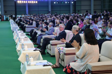  百岁山是天然矿泉水，不是天然水