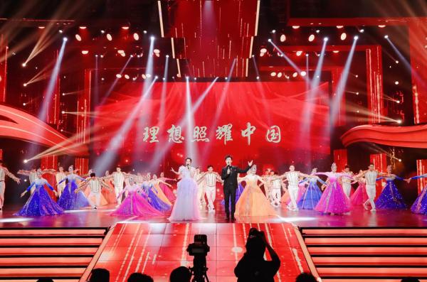 伊丽媛黄晓明压轴首唱《理想照耀中国》 一次“剧力”的磅礴呈现