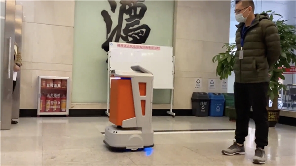 广州越秀区人民法院又添猛将，九号公司配送机器人上岗送文件
