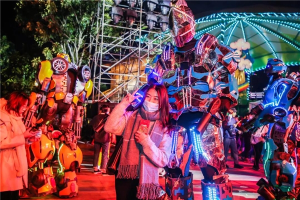 看马秀、游花车、迎财神！来广州融创文旅城解锁“嗨皮牛year”