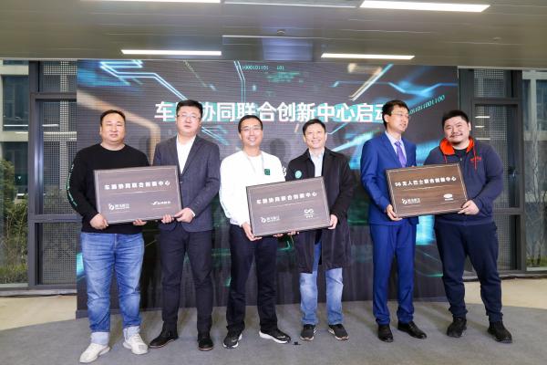 斑马智行发布CloudCar，首个跑在云上的“汽车”