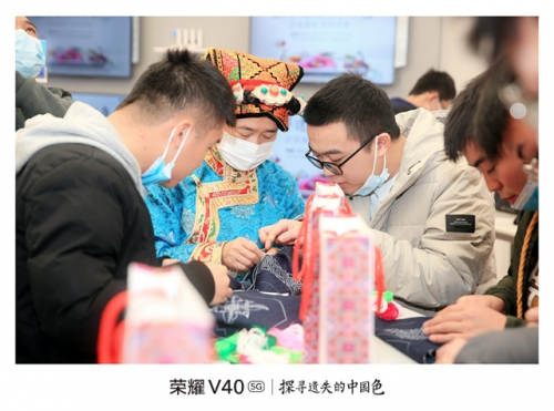 科技遇见传统艺术 荣耀V40 10亿色呈现羌绣千年魅力