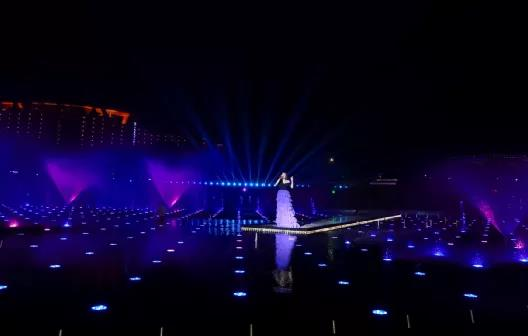  三亚国际免税城二期周年庆，刘美麟喷泉献唱引爆网络