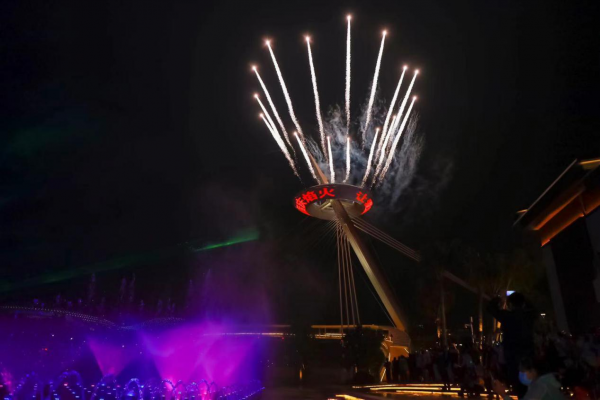 三亚国际免税城二期周年庆，刘美麟喷泉献唱引爆网络