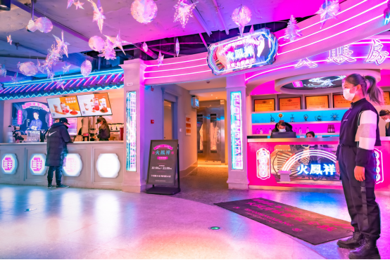 火凤祥赛博朋克风2.0版概念店 亮相杭州湖滨88