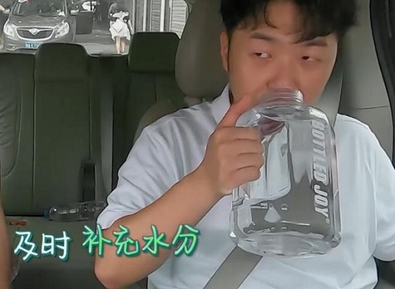 王俊凯杜海涛明星同款水壶爆红，藏着Z世代场景审美的潮流风尚