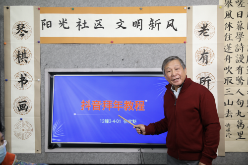 惊了！这群大爷大妈抖音拜年玩得比年轻人还溜！