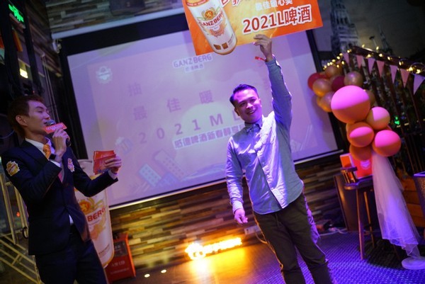 4罐变2吨，广州一市民意外获11年啤酒大奖！
