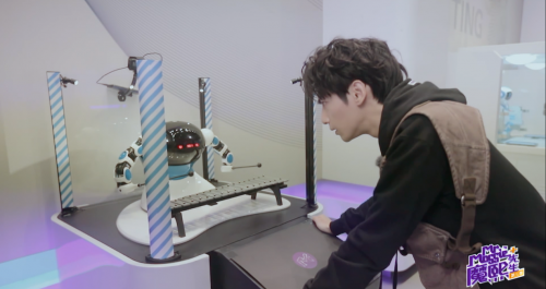 《魔熙先生》第三季收官 罗云熙体验高燃铁甲格斗