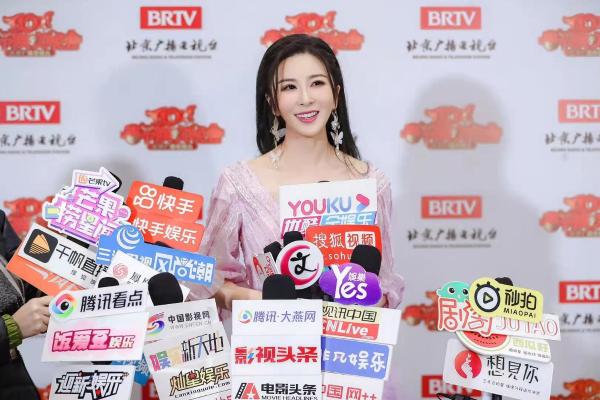 伊丽媛沈腾加盟2021北京卫视春晚，跨界CP热点话题引流量