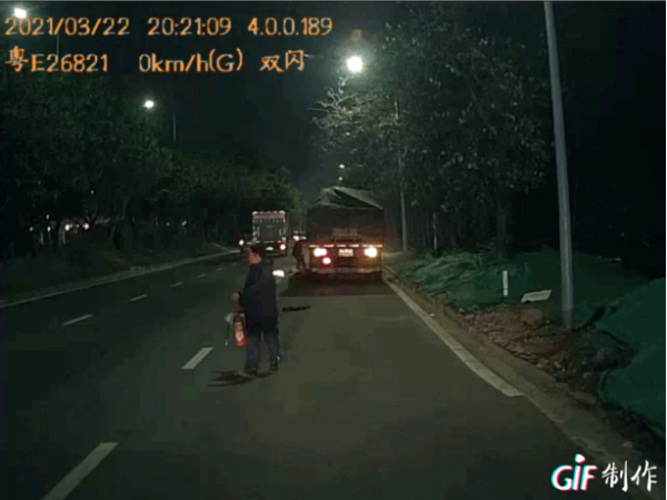 货车路上失火 德邦快递顺德车队司机果敢出手助力灭火