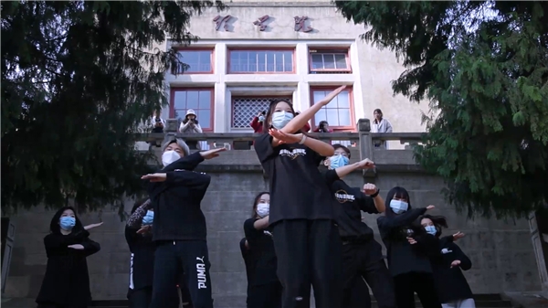 乐事樱花舞点燃快闪灵感，武大学子个性演绎青春姿态