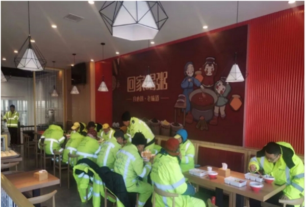 温情故事持续上演！181名青岛环卫工子女有了金石教育公益课堂
