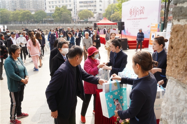 小家大爱，温暖如初——港华紫荆公益社区行，紫荆行动再出发！