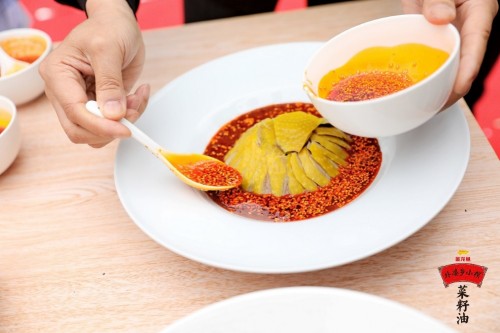 油泼辣子惊艳亮相“菜花节”,金龙鱼外婆乡菜籽油守护中国传统风味