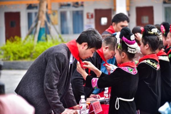 花西子联合中国扶贫基金会开展“苗族女童助学项目”