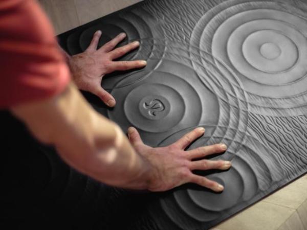 lululemon推出全新Take Form瑜伽垫
