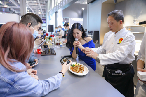 AI重新定义烹饪 老板电器首创行业首款图像识别蒸烤一体机