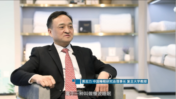 央视网探访《斯柔菲超级工厂》，撒贝宁解码高端乳胶寝具品牌赛道突围之路