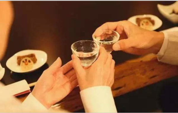 白酒也分酸碱？从根本上喝的健康，认准碱派金扶酒！