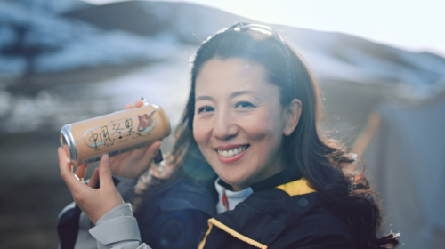 “人类滑雪起源地”惊现巨型“雪地宣言”