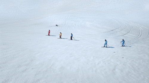 “人类滑雪起源地”惊现巨型“雪地宣言”