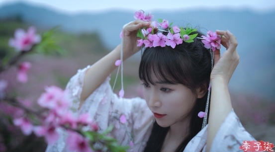 李子柒新作桃花发冠惊艳亮相，最后一幕让网友赞不绝口